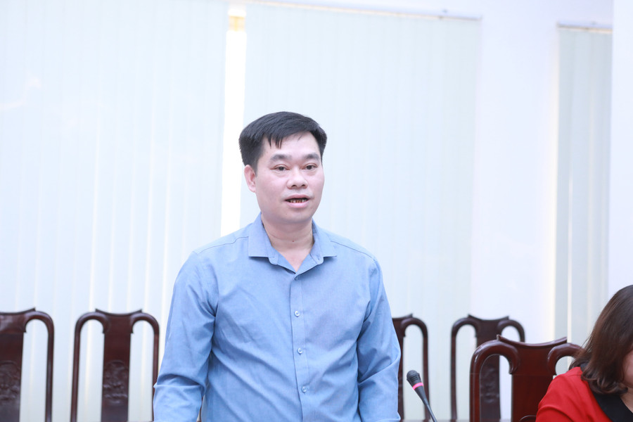Ông Khuất Văn Thanh - Phó Hiệu trưởng phụ trách Trường Hữu Nghị T78 báo cáo tình hình hoạt động nhà trường. Ảnh: Đình Tuệ. 31.jpg