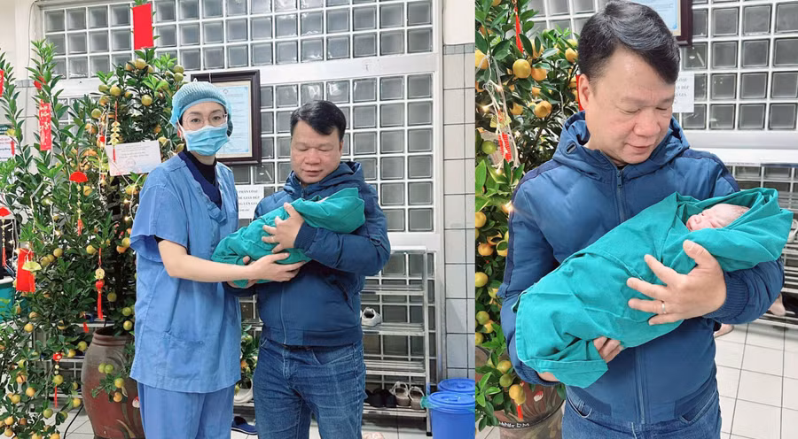 Anh Phạm Quang Trung vui mừng bế cậu con trai của mình từ tay các y bác sĩ sau khi ca sinh mổ thành công. Ảnh: BVCC.