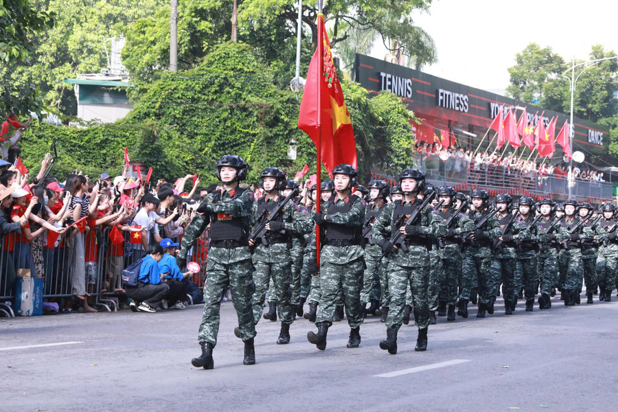Từng bước chân rắn rỏi, dứt khoát của khối nữ chiến sĩ Công an nhân dân. an-5.jpg