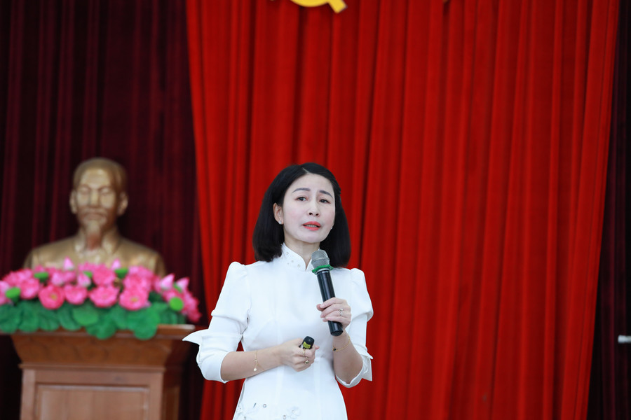 TS Lý Thị Huệ trao đổi những ý kiến tâm huyết tại buổi chuyên đề. 20.jpg