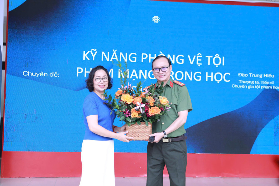 Nhân ngày Phụ nữ Việt Nam 20/10, TS. Thượng tá Đào Trung Hiếu tặng lẵng hoa chúc mừng tới Nhà giáo Đinh Thị Vân Hồng - Hiệu trưởng Trường THCS Bế Văn Đàn. 1.jpg