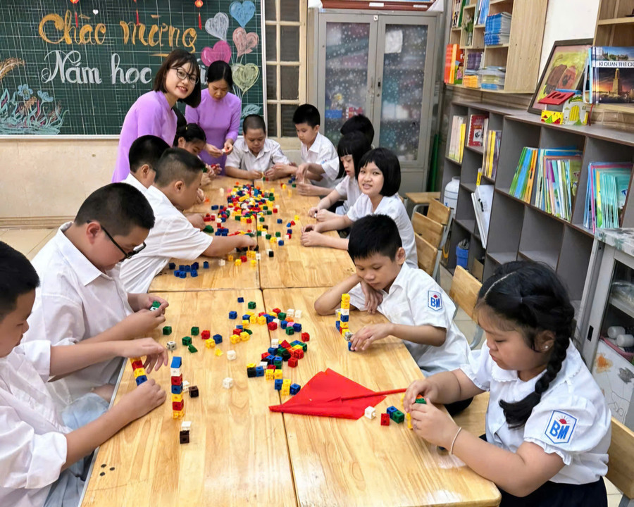 Cô Nga luôn áp dụng nhiều phương pháp giảng dạy sáng tạo phù hợp với từng đối tượng học sinh. nga4.jpg