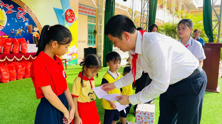 Các em thiếu nhi có hoàn cảnh khó khăn trên địa bàn được lãnh đạo UBND xã tặng quà Trung thu. qua-1.jpg