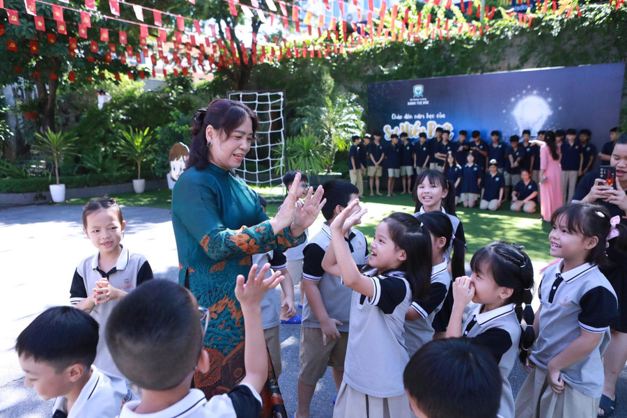 Cô Hiệu trưởng Phạm Thị Tâm và các em học trò. 12.jpg