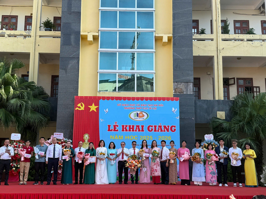 Năm học mới 2025-2026, tập thể sư phạm nhà trường sẽ luôn đoàn kết, vượt mọi khó khăn để giữ vững chất lượng giáo dục toàn diện cho học sinh. loi-5.jpg