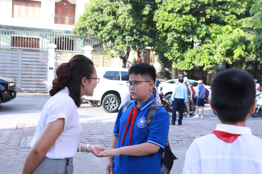 Cô Lý hỏi thăm học sinh về giờ giấc đi ngủ mỗi tối để đảm bảo sức khỏe. 2.jpg