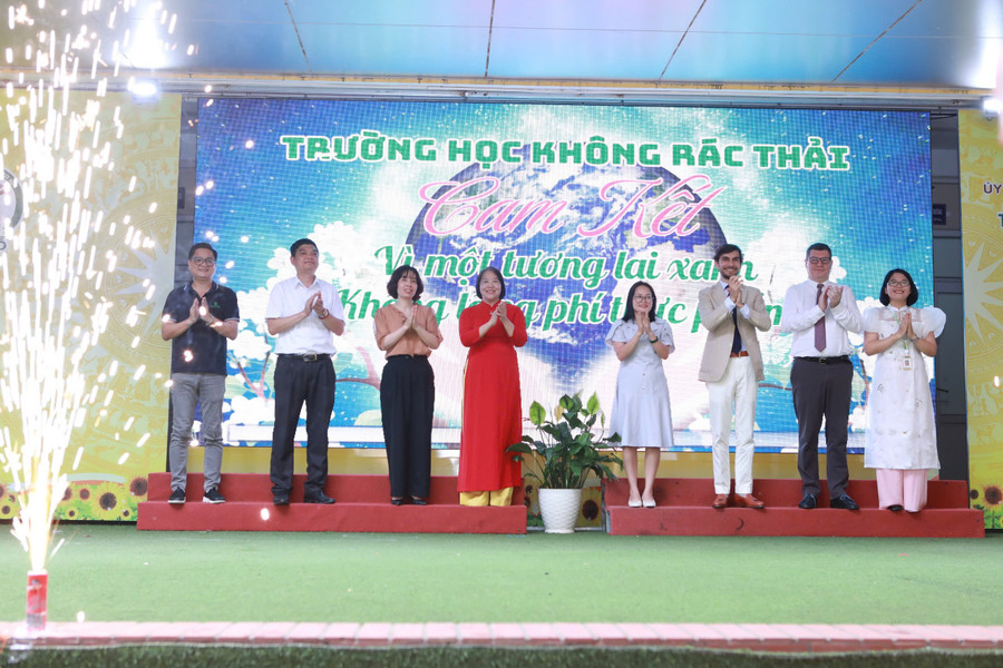 Các đại biểu cùng cam kết thực hiện "Trường học không rác thải - Vì một tương lai xanh - Không lãng phí đồ ăn". tay-mo.jpg