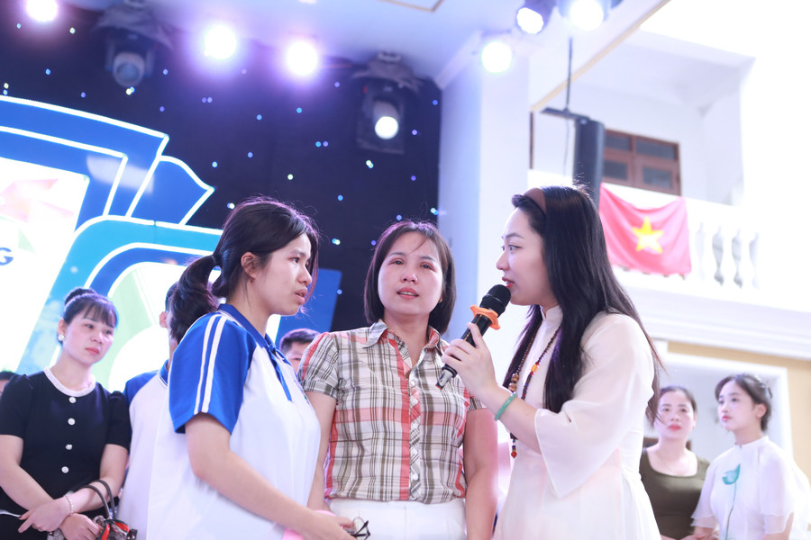 Những giọt nước mắt hạnh phúc của người mẹ khi thấy con nhận ra lỗi lầm và tha thứ. 12.jpg