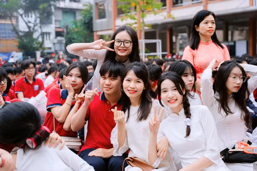 Cô trò Trường THPT Trương Định, quận Hoàng Mai, Hà Nội trong lễ bế giảng năm học 2024-2025. Ảnh: Khôi Nguyên.
