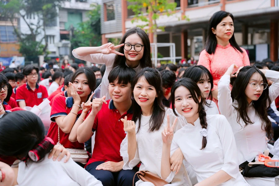 Cô trò Trường THPT Trương Định, quận Hoàng Mai, Hà Nội trong lễ bế giảng năm học 2024-2025. Ảnh: Khôi Nguyên.