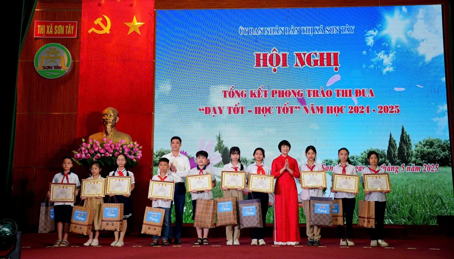 Các em học sinh xuất sắc được lãnh đạo thị xã khen thưởng. Ảnh: Phòng GD&ĐT Sơn Tây cung cấp.