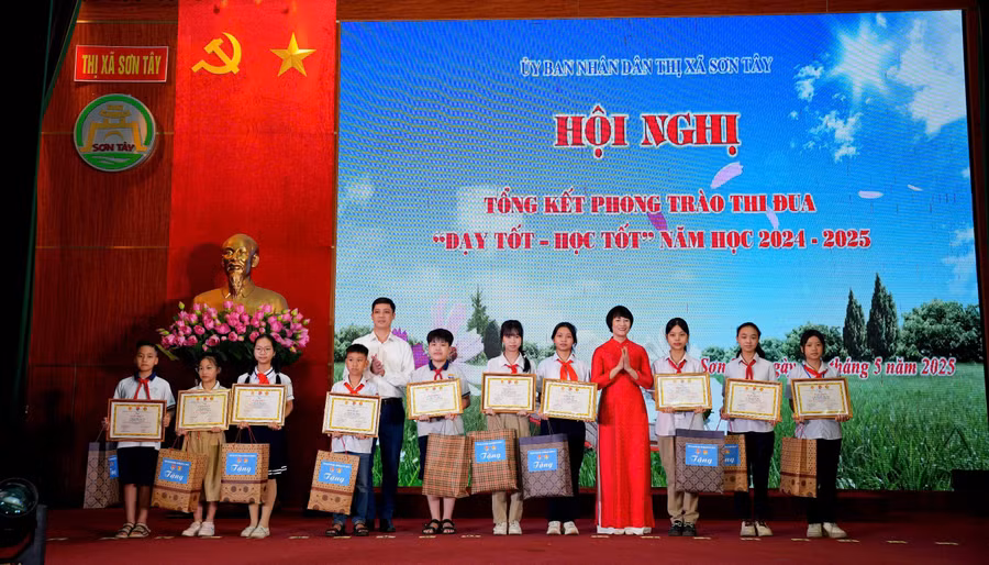 Các em học sinh xuất sắc được lãnh đạo thị xã khen thưởng. Ảnh: Phòng GD&ĐT Sơn Tây cung cấp.