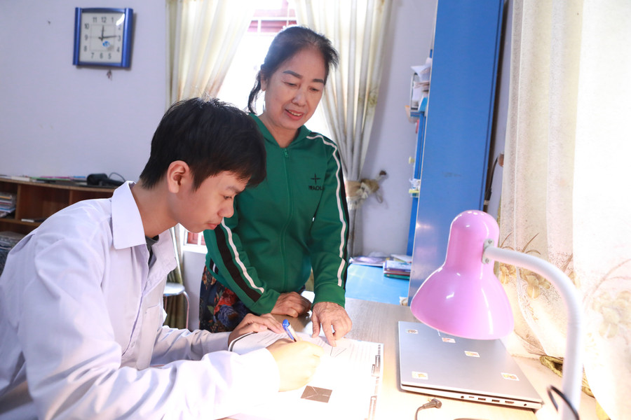 Bà Nguyễn Thị Sử là người luôn động viên cháu học tốt. 1.jpg