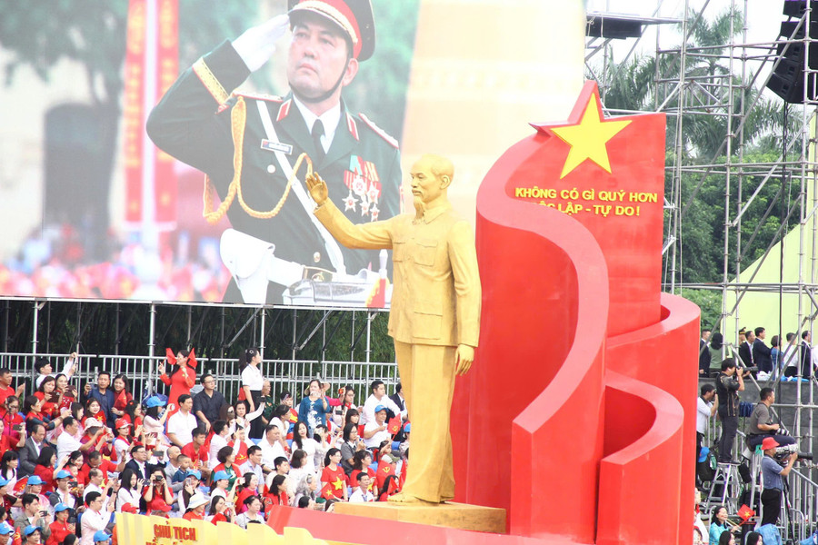 Hình tượng Chủ tịch Hồ Chí Minh vĩ đại tiến vào lễ đài. d11.jpg