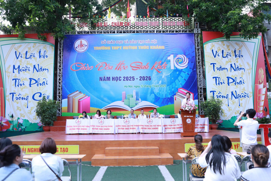 Hội đồng tư vấn của Trường Huỳnh Thúc Kháng trao đổi, giải đáp thắc mắc của phụ huynh, học sinh. Ảnh: Đình Tuệ. 4.jpg
