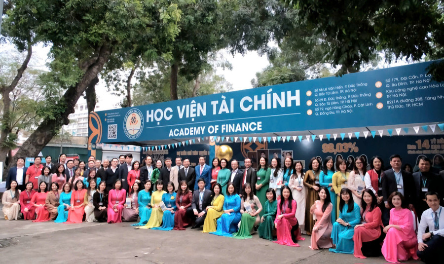 Các cán bộ, giảng viên Học viện Tài chính tham gia Ngày hội tư vấn tuyển sinh tại Hà Nội năm 2025. 