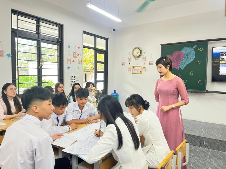 Cô Ánh Tuyết trao đổi cùng học trò về chủ đề "Tình bạn – Tình yêu tuổi học trò”. d2.jpg