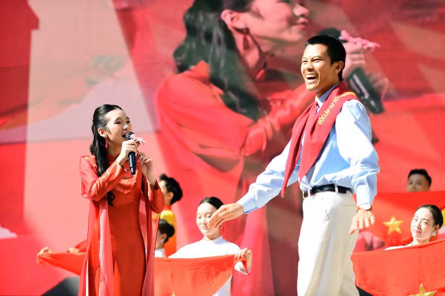 Diễn viên Phương Nam - vai anh Tạ trong phim Mưa đỏ xuất hiện trên sân khấu Trường Nguyễn Siêu. 