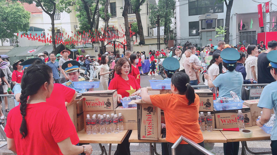 Khoảng 20.000 chai nước lọc miễn phí đã được gửi tặng tới người dân tham gia các hoạt động chào đón 80 năm Quốc khánh. ly-5.jpg