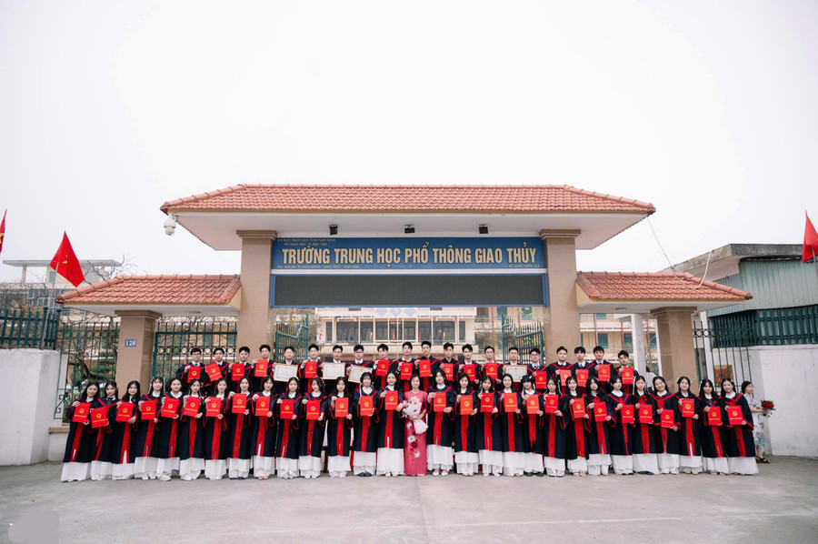 Cô Phạm Thanh My và tập thể lớp 12A1 năm học 2024-2025. Ảnh: NVCC. giao-thuy-3.jpg