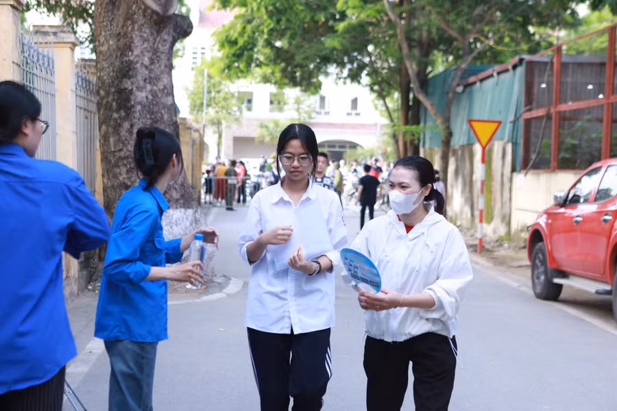 Thí sinh tới điểm thi Trường THCS An Khánh, huyện Hoài Đức để dự thi vào lớp 10 THPT năm 2025. 