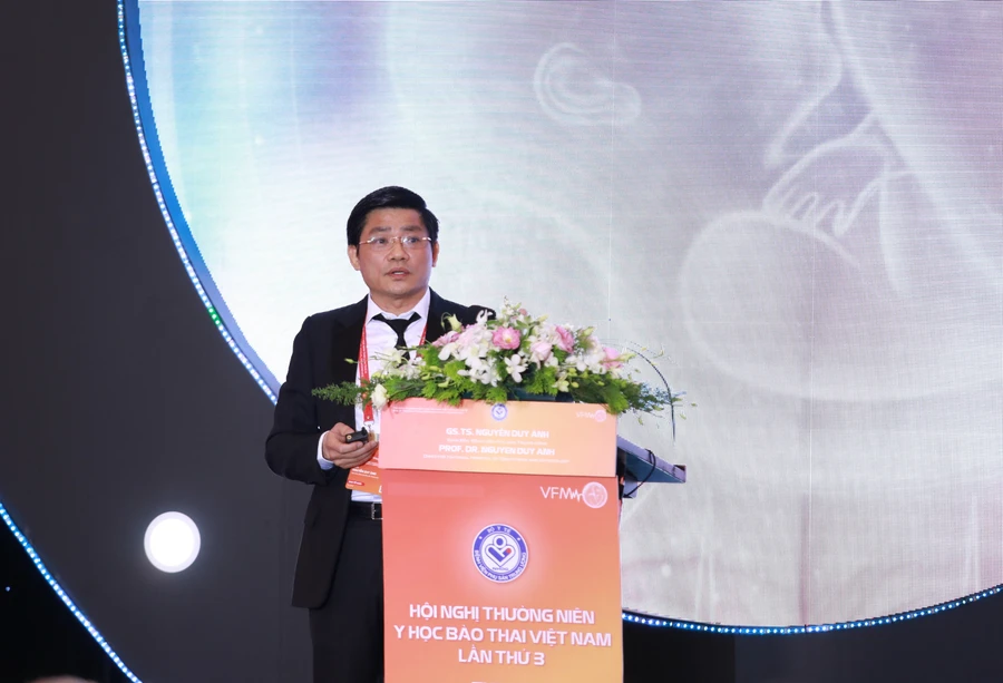 TTND.GS.TS Nguyễn Duy Ánh – Giám đốc Bệnh viện Phụ Sản Trung ương chia sẻ nhiều thông tin hữu ích tới hội nghị. 