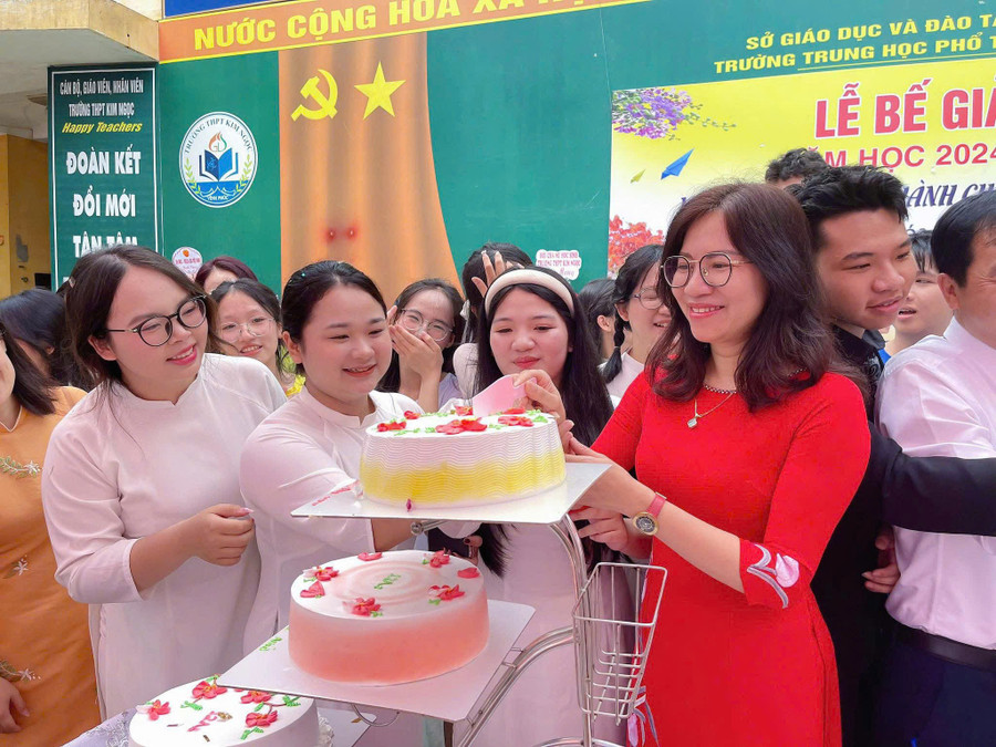 Nhà giáo Phan Thị Hằng Hải - Hiệu trưởng Trường THPT Kim Ngọc và các em học sinh. Ảnh: NVCC. co-hai.jpg