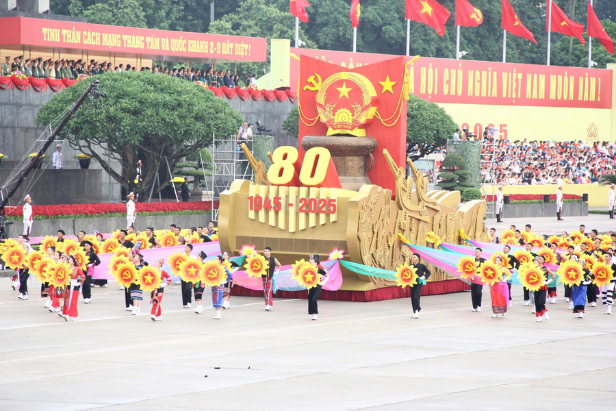 Không khí rộn rã tại Quảng trường Ba Đình khi khối Nghi trượng mang theo hình Quốc huy tiến vào lễ đài. d9.jpg