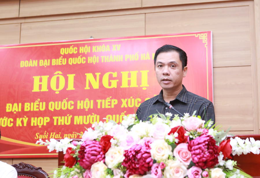 Ông Lê Hào Quang - Phó Chủ tịch UBND xã Suối Hai nêu một số ý kiến của cử tri trên địa bàn xã tại hội nghị. 6.jpg