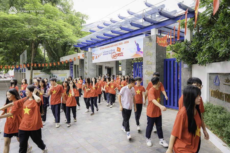 Các em học sinh Trường Lương Thế Vinh chuẩn bị lên xe di chuyển tới rạp xem phim "Mưa đỏ". vinh-4.jpg