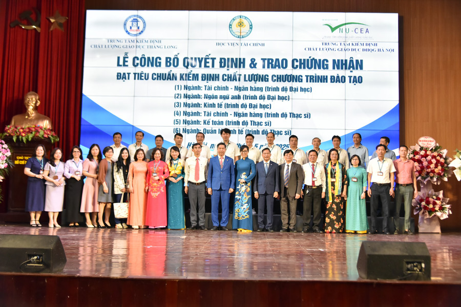 Các đại biểu chụp ảnh lưu niệm cuối buổi lễ. dsc-2016.jpg