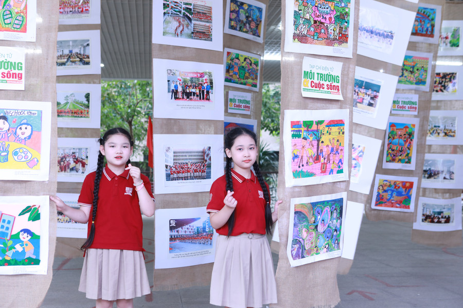 Các em nhỏ không quên lưu lại hình ảnh kỷ niệm bên những bức tranh trưng bày tại không gian buổi lễ. 2.jpg