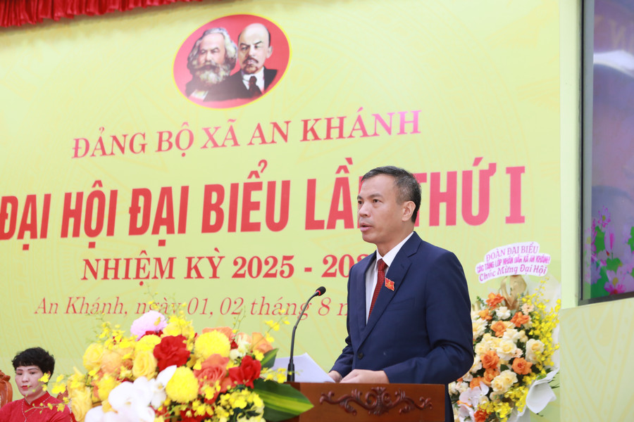 Bí thư Đảng ủy xã An Khánh Nguyễn Trung Thuận trình bày báo cáo chính trị tại Đại hội. (Ảnh: Đình Tuệ) 20.jpg