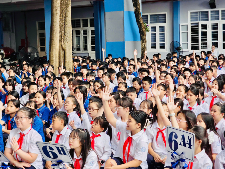 Các em học sinh hào hứng tham gia phần giao lưu trả lời câu hỏi. tp-3.jpg