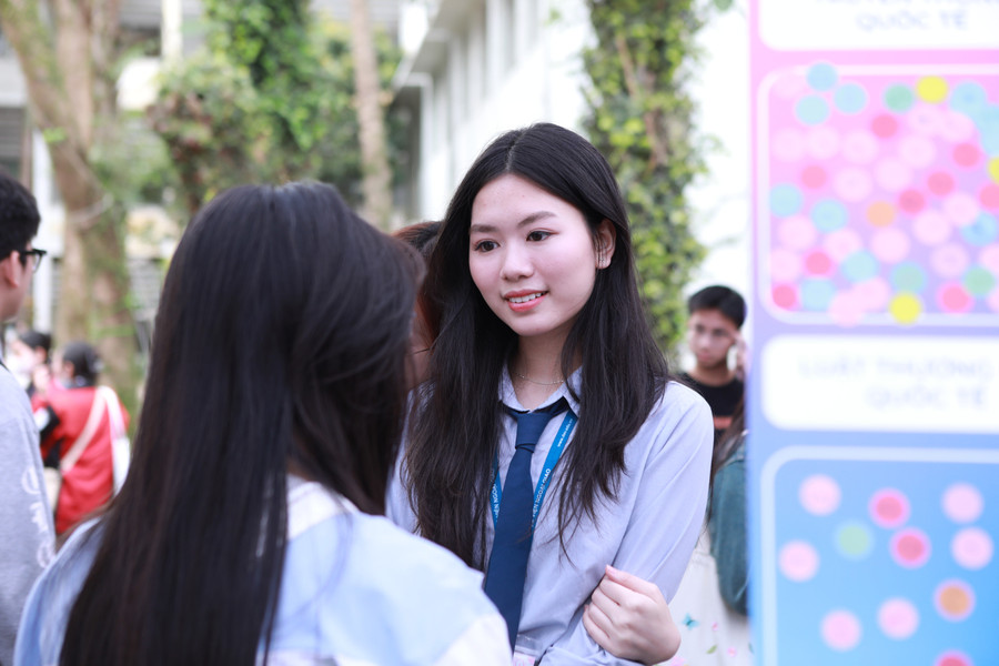 Sinh viên Học viện Ngoại giao giải đáp thắc mắc của thí sinh về tuyển sinh năm 2025 tại học viện. Ảnh: Đình Tuệ. 2.jpg