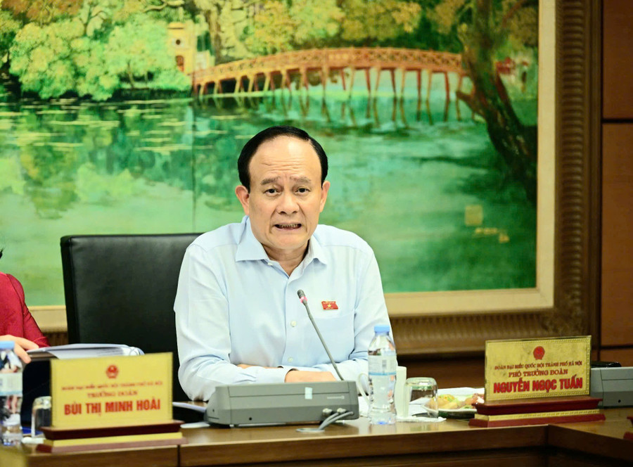 ĐBQH Nguyễn Ngọc Tuấn trao đổi thông tin tại phiên thảo luận ở tổ 1, chiều 22/5. tuan-2.jpg