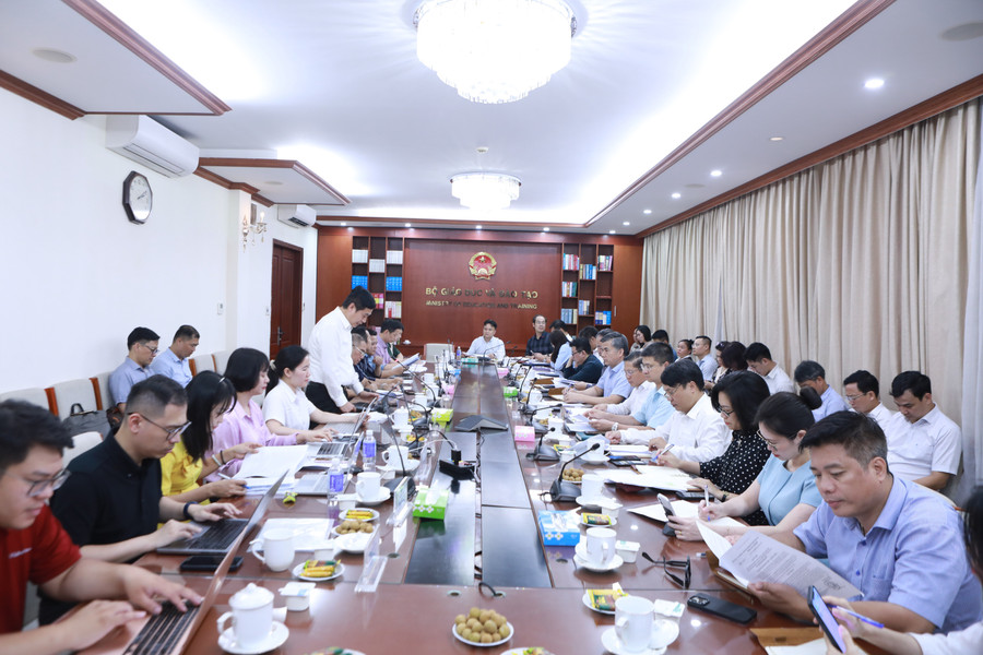 Các đại biểu cùng thảo luận một số nội dung liên quan đến việc thực hiện giải quyết thủ tục hành chính, cung cấp dịch vụ công trực tuyến tại Bộ GD&ĐT thời gian qua. Ảnh: Đình Tuệ. hop-2.jpg