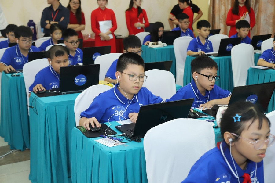 Các thí sinh tham dự vòng thi chung kết theo hình thức trực tuyến. Ảnh: BTC. toan-2.jpg