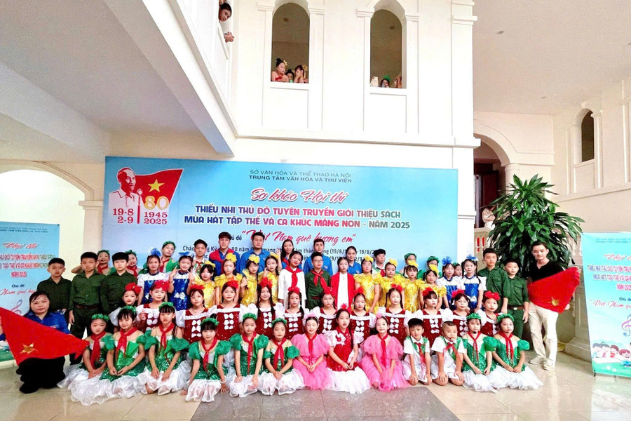 Cô Vân Anh tích cực tham gia nhiều hoạt động văn hóa văn nghệ của địa phương. mam-non-4.jpg