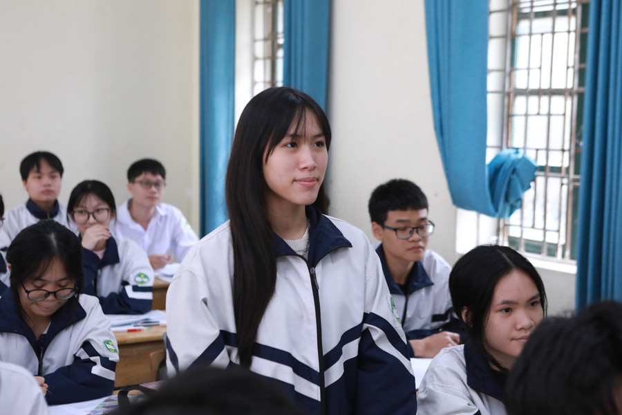 Học sinh Trường THPT Hoài Đức B trong giờ học Toán trên lớp. 6.jpg