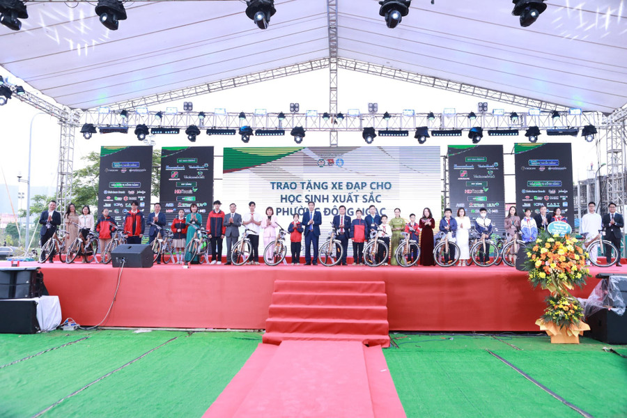 Đại diện ban tổ chức trao tặng 15 xe đạp cho học sinh xuất sắc của địa phương. 4e97e45d-7bcb-4088-b017-b2235572f759.jpg