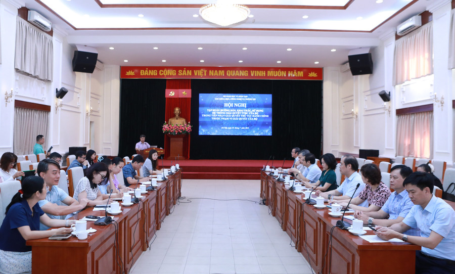 Các đại biểu đến từ một số vụ/cục trực thuộc Bộ GD&ĐT tham dự buổi tập huấn. 1.jpg