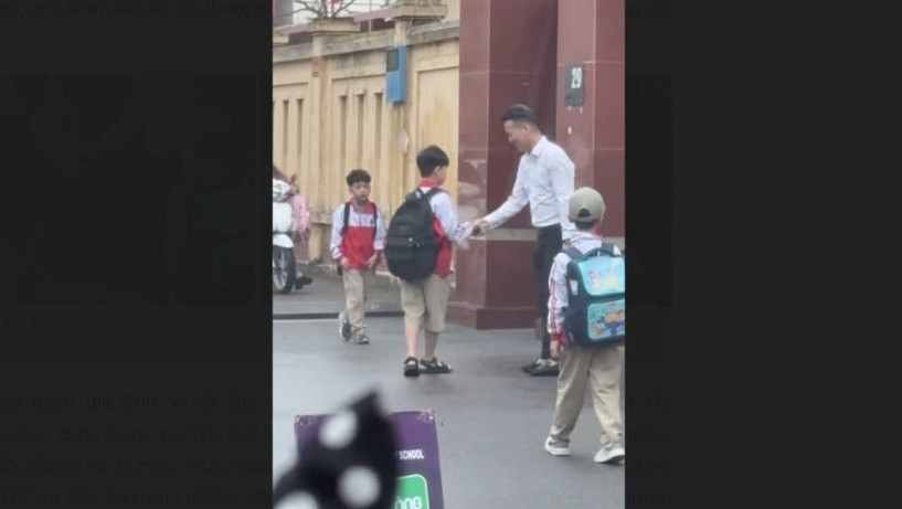 Hình ảnh thầy Bền chào và bắt tay từng học sinh ở cổng trường mỗi sáng. tong-6.jpg