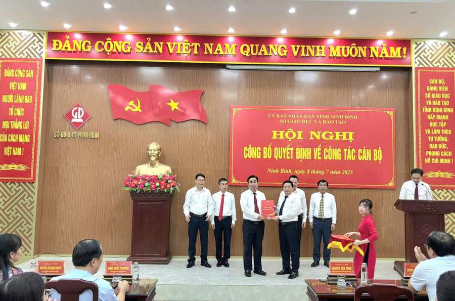 Ninh Binh លោក Nguyen Tien Dung (សិទ្ធិ) Pham Anh Tuan Pham Anh Tuan ជាការិយាល័យការិយាល័យ។ cvp-2.jpg