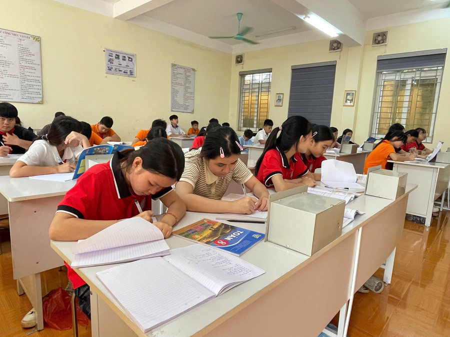Học sinh Trường PTDTBT Tiểu học và THCS Thung Nai trong giờ học Toán trên lớp. Ảnh: NTCC.