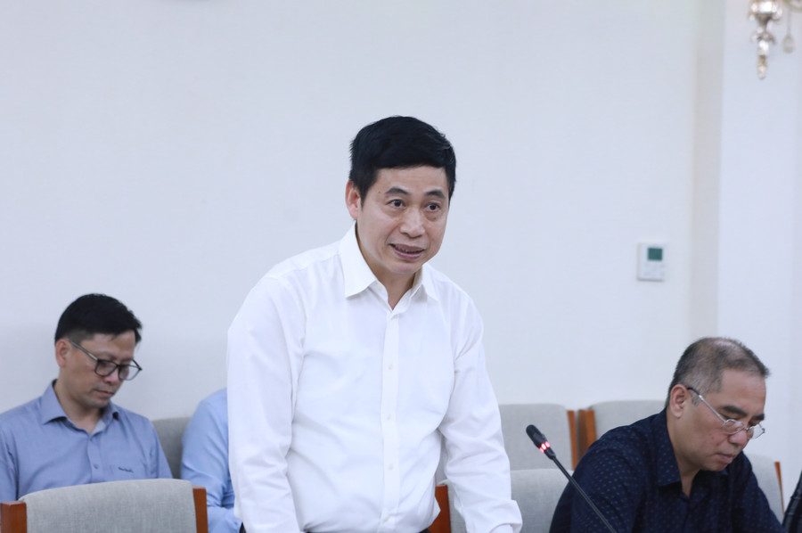 Ông Nguyễn Thành Phúc- Cục trưởng Cục Chuyển đổi số quốc gia, Bộ Khoa học và Công nghệ trao đổi một số nội dung cần làm rõ tại buổi làm việc. Ảnh: Đình Tuệ. o-phuc.jpg
