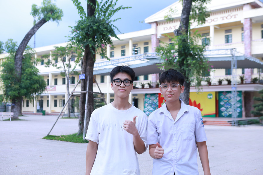 Nam sinh Đặng Hải Đăng (trái) và bạn mình cùng thể hiện sự tự tin sau khi hoàn thành tốt bài thi môn Tiếng Anh. Ảnh: Đình Tuệ. 3-8282.jpg