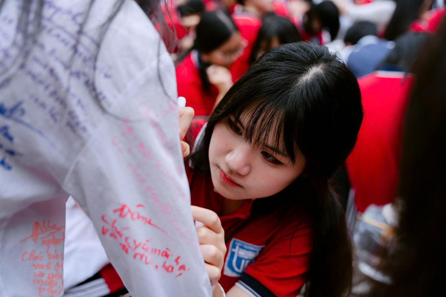 Dòng lưu bút viết vội trên áo là những kỷ niệm xanh màu kí ức và lời chúc về tương lai tươi sáng của tuổi học trò. dinh-6.jpg