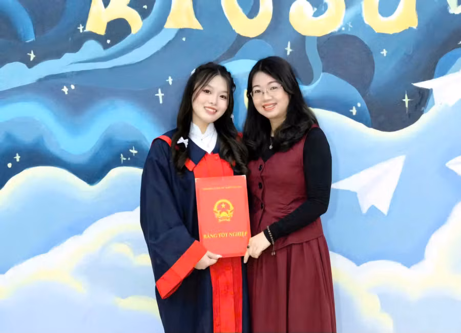 Nữ sinh Bùi Thu Hà (trái) và cô giáo dạy Lịch sử Bùi Thị Hương Mơ. 