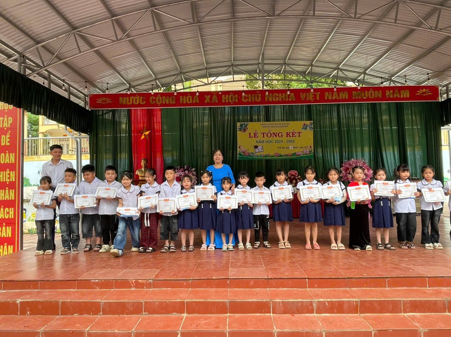 Thầy trò Trường Tiểu học & THCS Kim Bôi (huyện Kim Bôi, tỉnh Hòa Bình) trong lễ tổng kết năm học 2024-2025. kim-boi-2.jpg